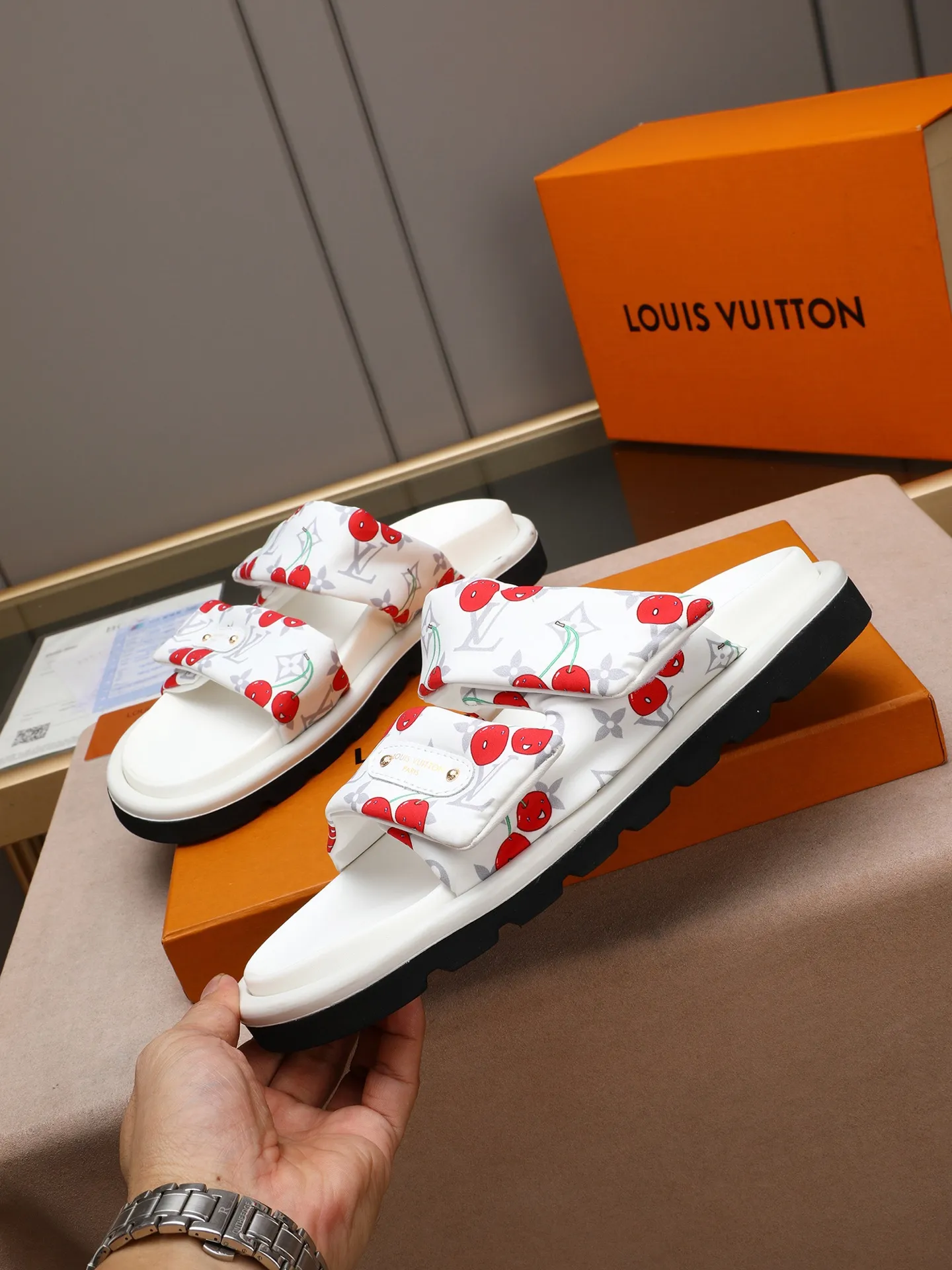 PP360 [LOUIS VUITTON] Louis Vuitton, LV printing, men's and women's slippers are on the market. The drawer box packaging comes with a cloth bag and a card. The upper pattern looks very soft and waxy, and it is a super versatile leg slimming tool. Fabric: imported denim/canvas/old fabric, LV hardware LOGO, official website pattern printing, comfortable to wear, feet: high-elastic PU water table. Sole: foam sole, heel height: about 5cm. Code number: 35-46, 35, 45, 46 are custom-made and non-returnable. Color: multiple colors and styles available.